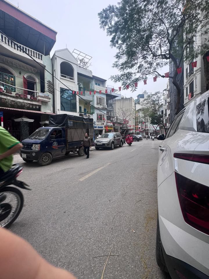 Nhà mặt phố Ái Mộ, Long Biên 41m² giá thỏa thuận - Kinh doanh sầm uất!