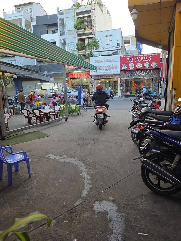 Nhà 2 tầng Lạc Long Quân 37m² giá 2.98 tỷ - Vị trí đắc địa, tiện ích xung quanh