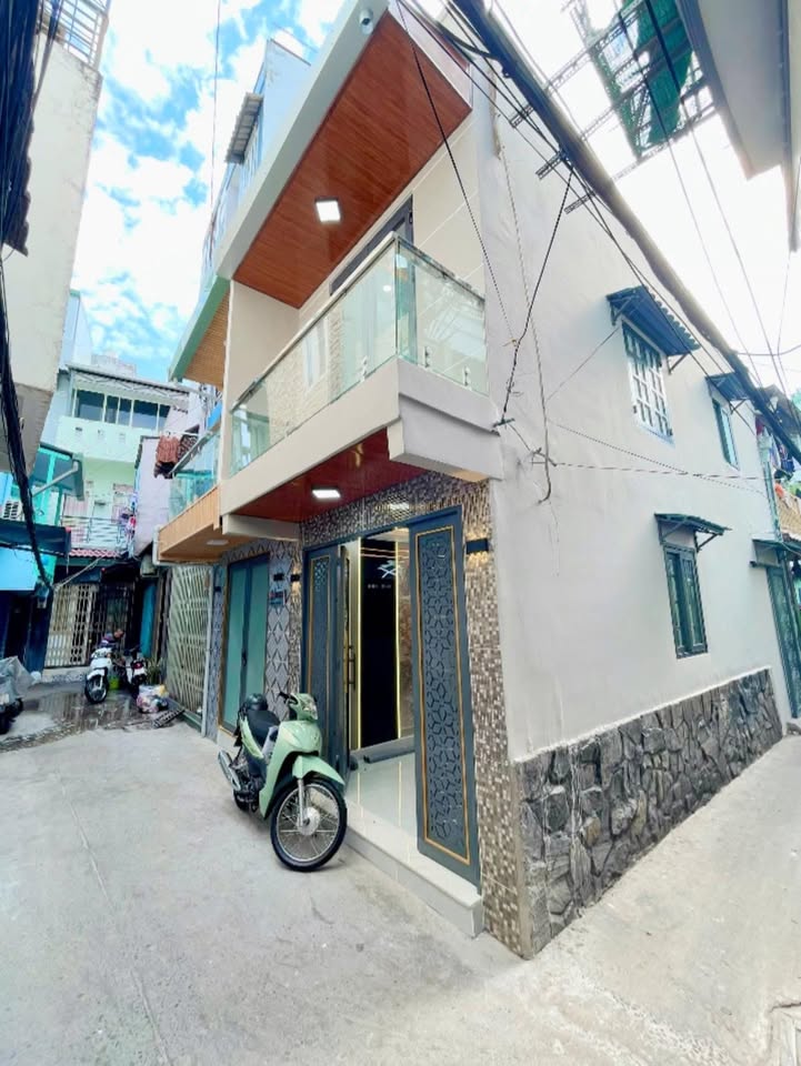 Nhà đẹp 2 tấm tại Đường Đoàn Văn Bơ, Quận 4, 27.6m² - Giá chỉ 3.78 tỷ!