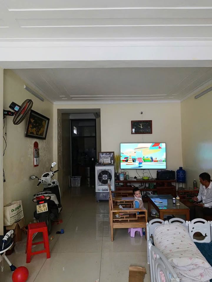 Nhà 2,5 tầng Đường Lê Hoàn, Huyện Đông Sơn 75m² giá 3,7 tỷ - Gần chợ Tân An!