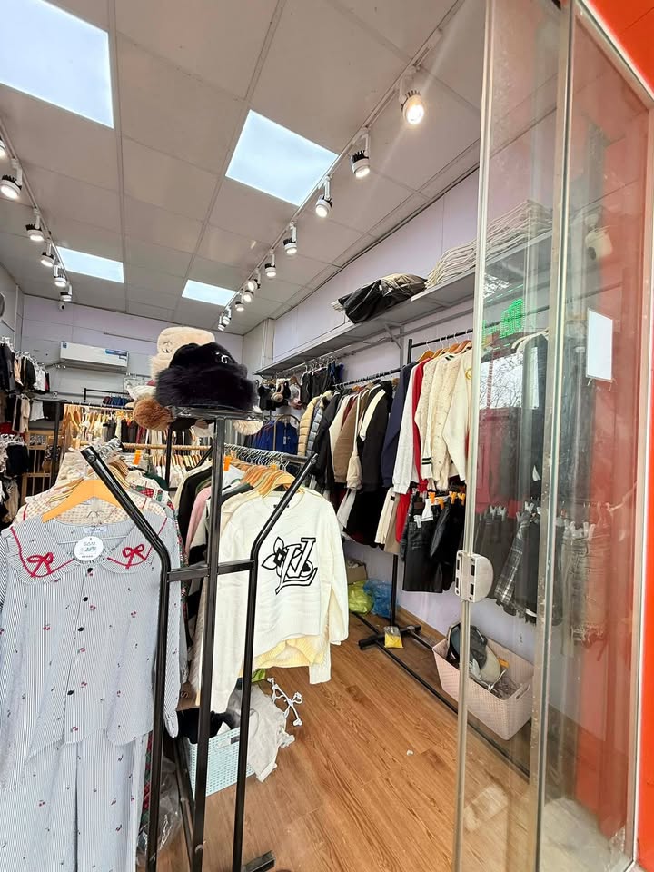 Cửa hàng thời trang tại Thạch Bàn - 30m² giá chỉ 8 triệu/tháng - Kinh doanh ngay!