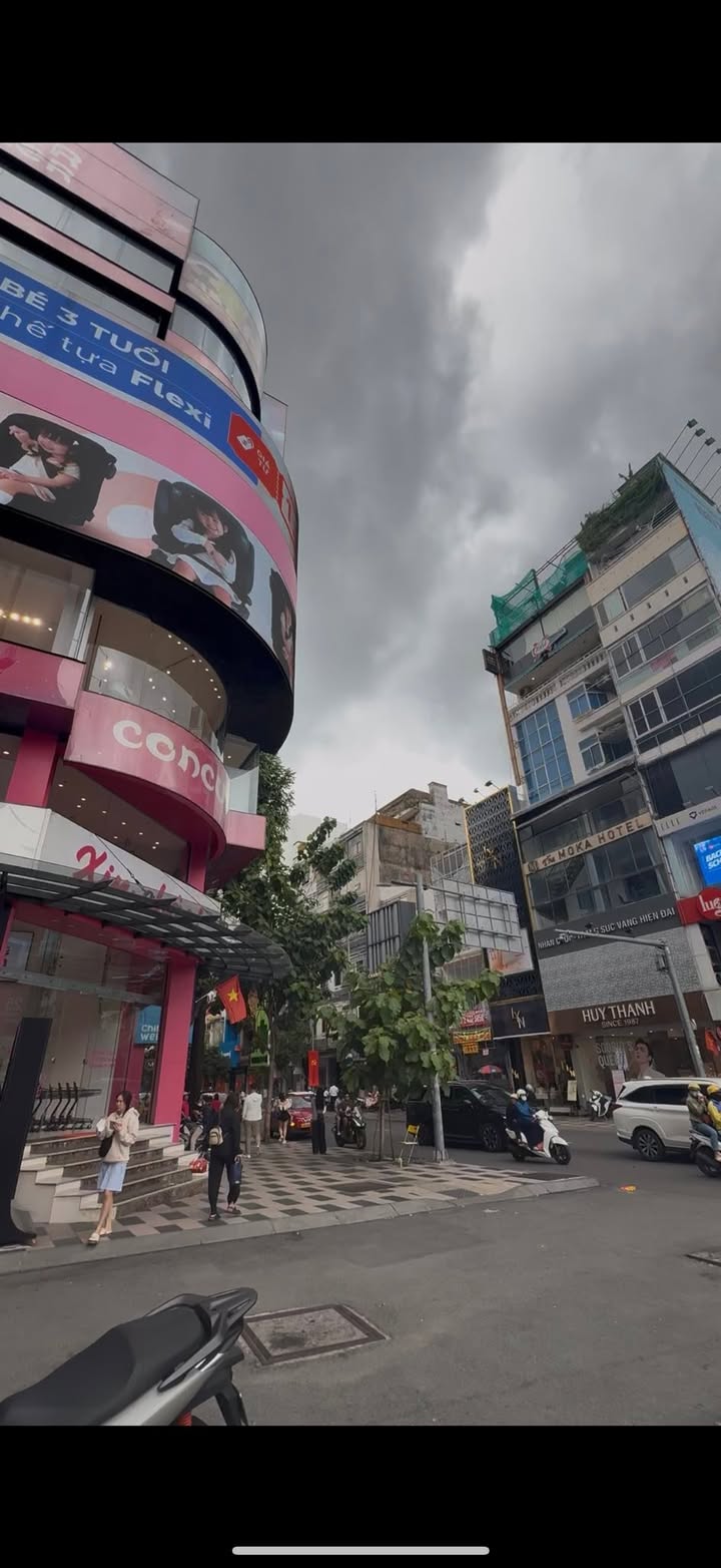 Nhà phố Lê Thị Riêng, Quận 1, 102m² giá 17.95 tỷ - Cơ hội đầu tư hiếm có!