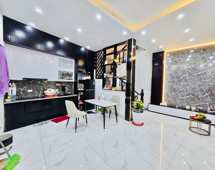 Bán nhà mặt ngõ Hồ Tùng Mậu, Cầu Giấy 36m² giá 8 tỷ - Vị trí đắc địa gần trường Đại học!