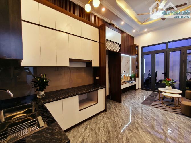 Nhà phố Vân Đồn 34m² giá 7.3 tỷ - Full nội thất, chính chủ bán gấp!