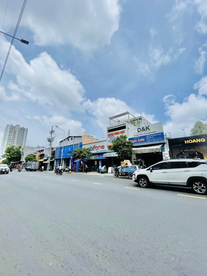 Mặt tiền kinh doanh Lạc Long Quân, Quận 11, 165m² giá 35 tỷ - Vị trí đắc địa ngay công viên Đầm Sen!