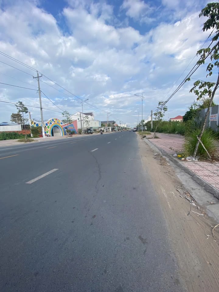 Đất mặt tiền Bờ Kinh Tiến Thành, Vĩnh Long 1000m² giá 20 tỷ - Cơ hội đầu tư tuyệt vời!