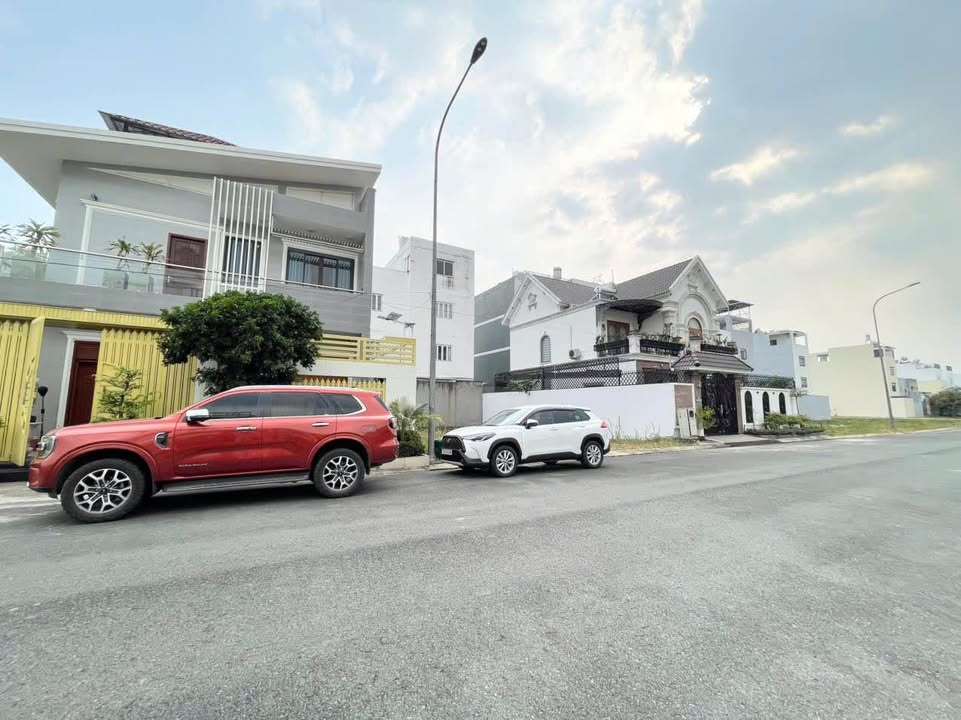 Biệt thự Townhouse Bình Chánh 204m² giá 7.5 tỷ - Đầu tư sinh lời tốt!