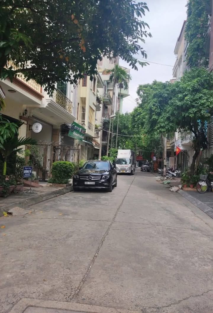 Nhà phố Hoàng Quốc Việt 70m² giá 24.5 tỷ - Ô tô tránh, an ninh 24/24!