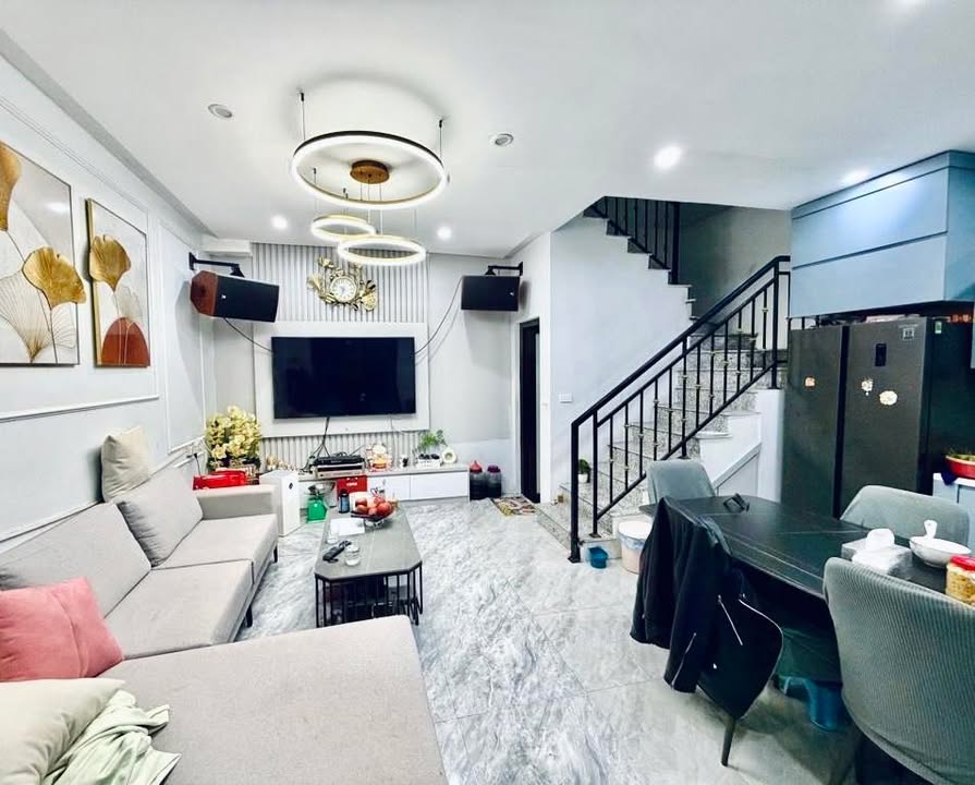 Nhà mặt ngõ Phạm Văn Đồng, 35m² giá 7 tỷ - Sổ đỏ chính chủ, thoáng sáng!