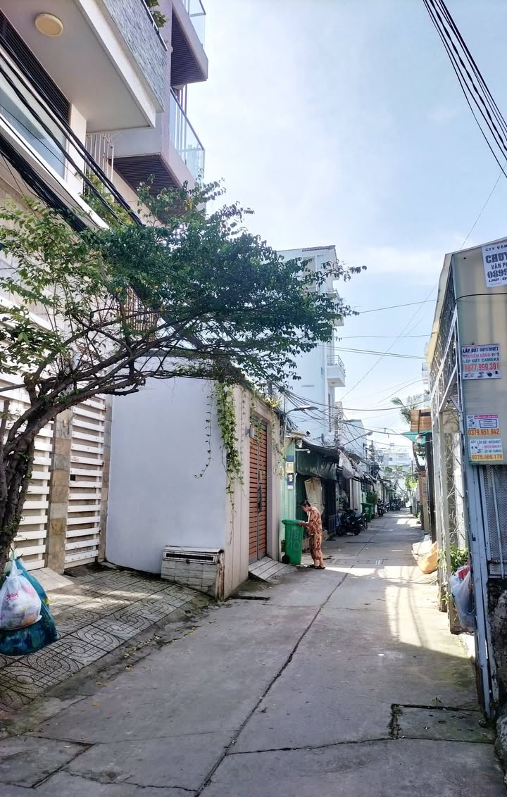 Nhà cấp 4 tại Quận 7, 82m² giá 6 tỷ - Tiện xây mới ngay!