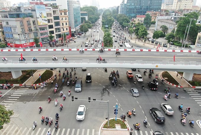 Nhà mặt phố Nguyễn Văn Huyên 56.7m² giá 21.5 tỷ - Sổ đỏ chính chủ, vuông đẹp!