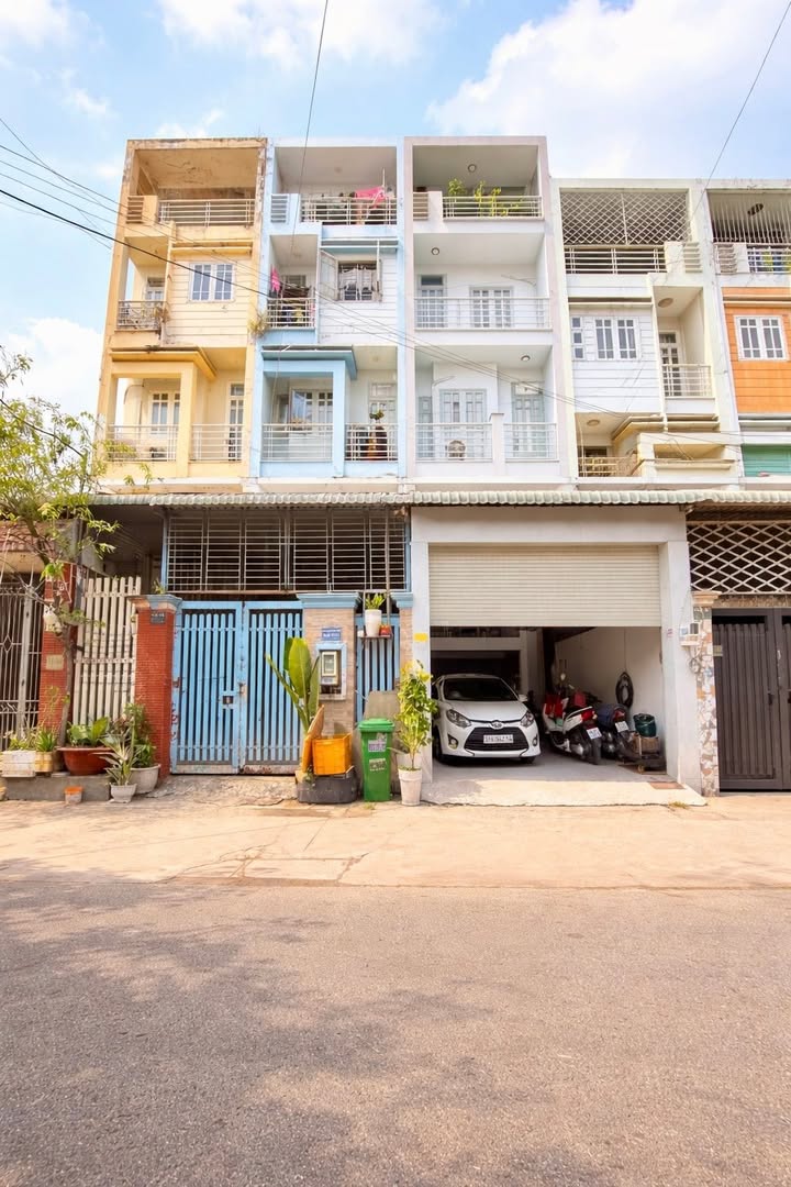 Nhà xây kiên cố Quốc lộ 22, Bà Điểm, 96m² giá 5.5 tỷ - Sổ hồng chính chủ!