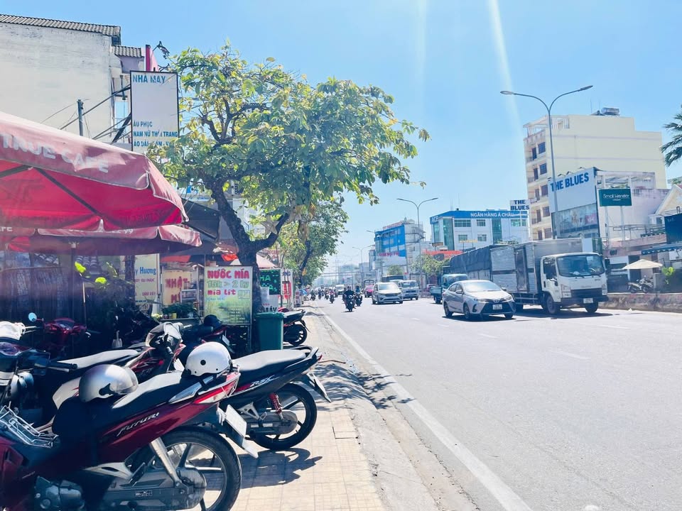 Nhà mặt tiền Lê Trọng Tấn, Quận Bình Tân, 90m² giá 16.5 tỷ - Phù hợp mở showroom, văn phòng!