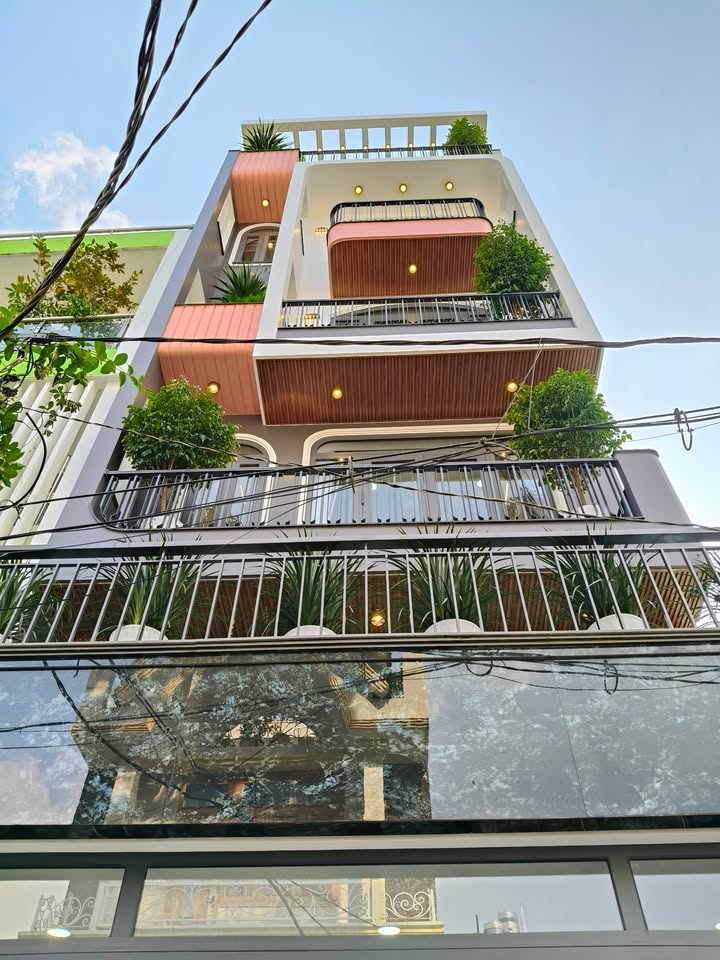 Nhà phố Gò Vấp 90m² giá 14.8 tỷ - Thang máy, đầy đủ nội thất sang trọng!