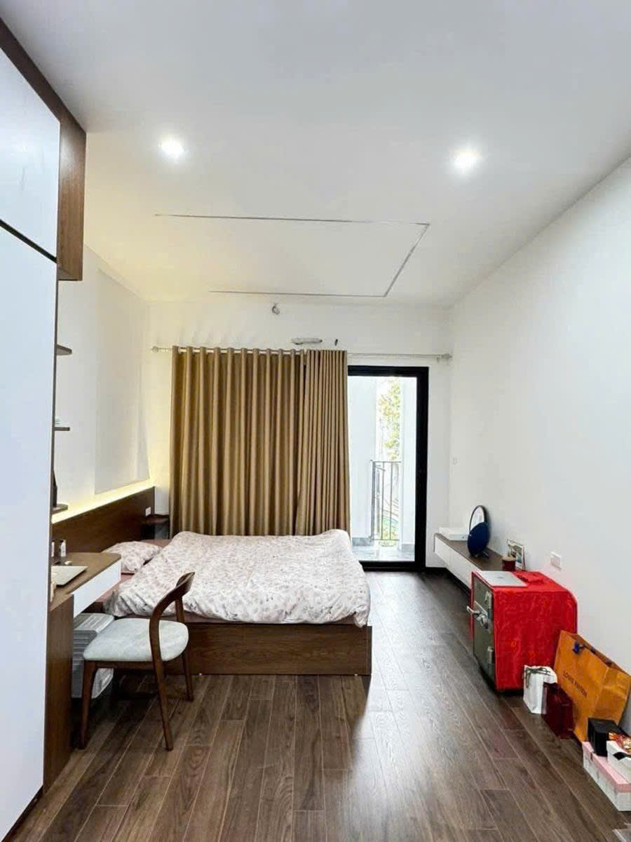 Nhà lô góc Nguyễn Trường Tộ 40m² giá 41 tỷ - Kinh doanh sầm uất!