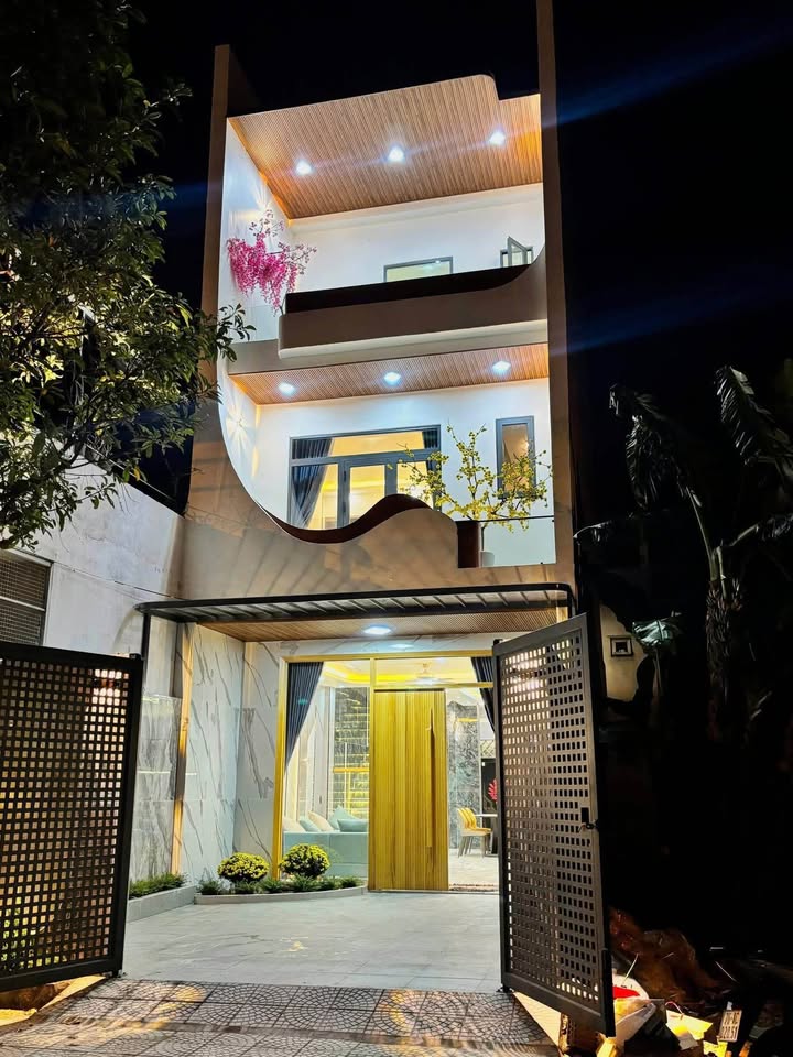 Nhà 3 tầng mặt tiền đường Nguyễn Văn Tấn, Cẩm Lệ, Đà Nẵng - Giá 7 tỷ, Full nội thất!