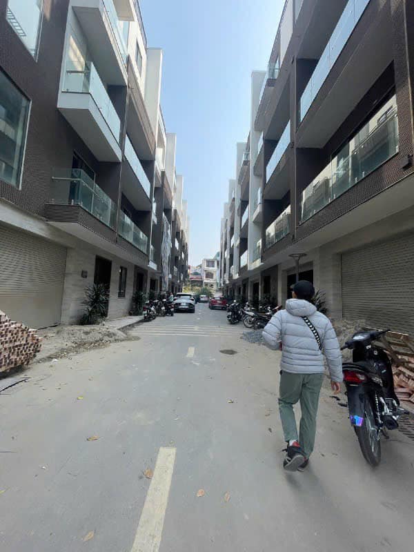 Nhà phố kinh doanh Bằng Lăng, Long Biên 100m² - Giá 17.6 tỷ