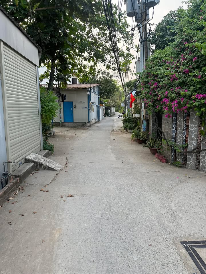 Nhà 2 mặt thoáng Đường số 4 Lò Lu Quận 9 giá chỉ 6,5 tỷ - Thiết kế hiện đại, không gian rộng rãi!