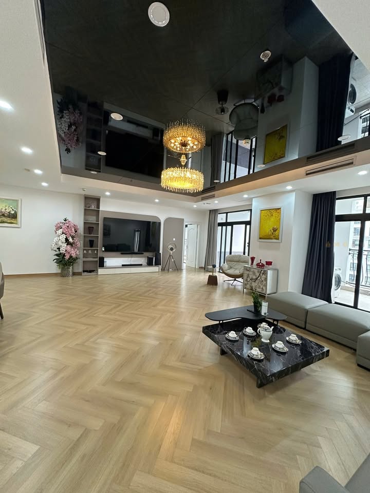 Căn hộ Royal City 250m² - 4PN, Full Nội Thất Cao Cấp, View Đẹp