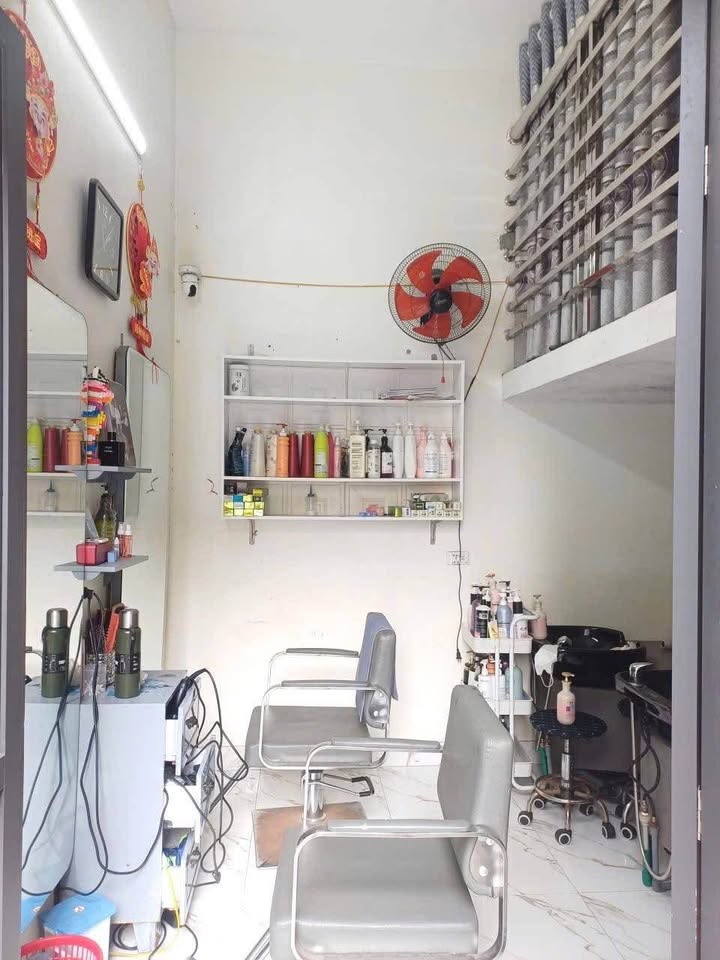 Nhà 3 tầng đường Bến Ngự, 23m² giá 1.29 tỷ - Đang kinh doanh tốt!