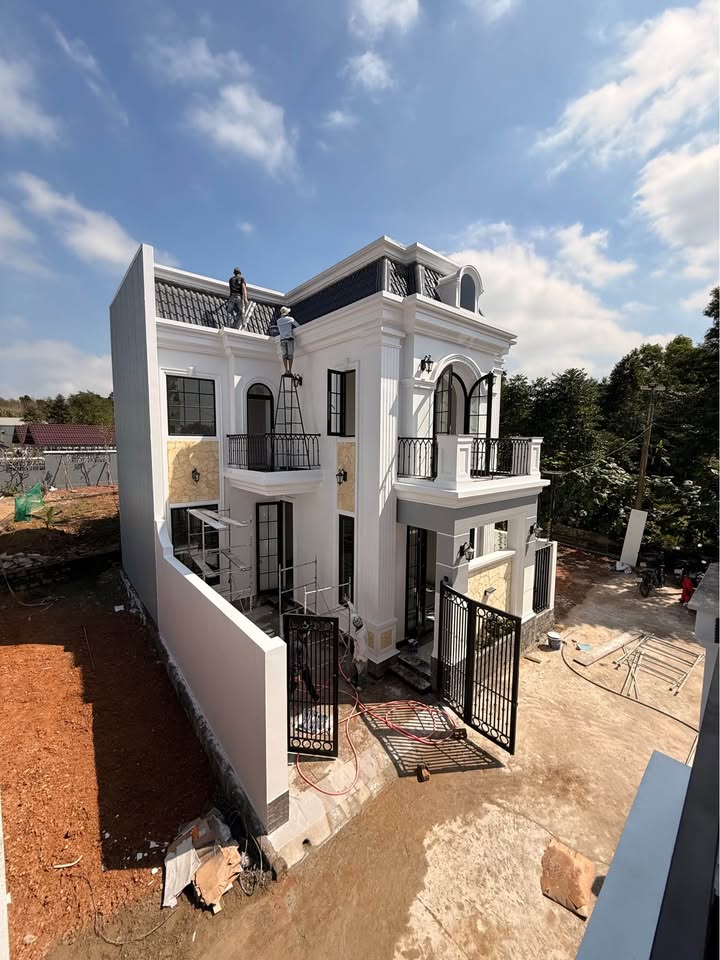 Nhà mới xây tại Vũ Ngọc Phan, 100m² - Thiết kế Tân Cổ Điển sang trọng