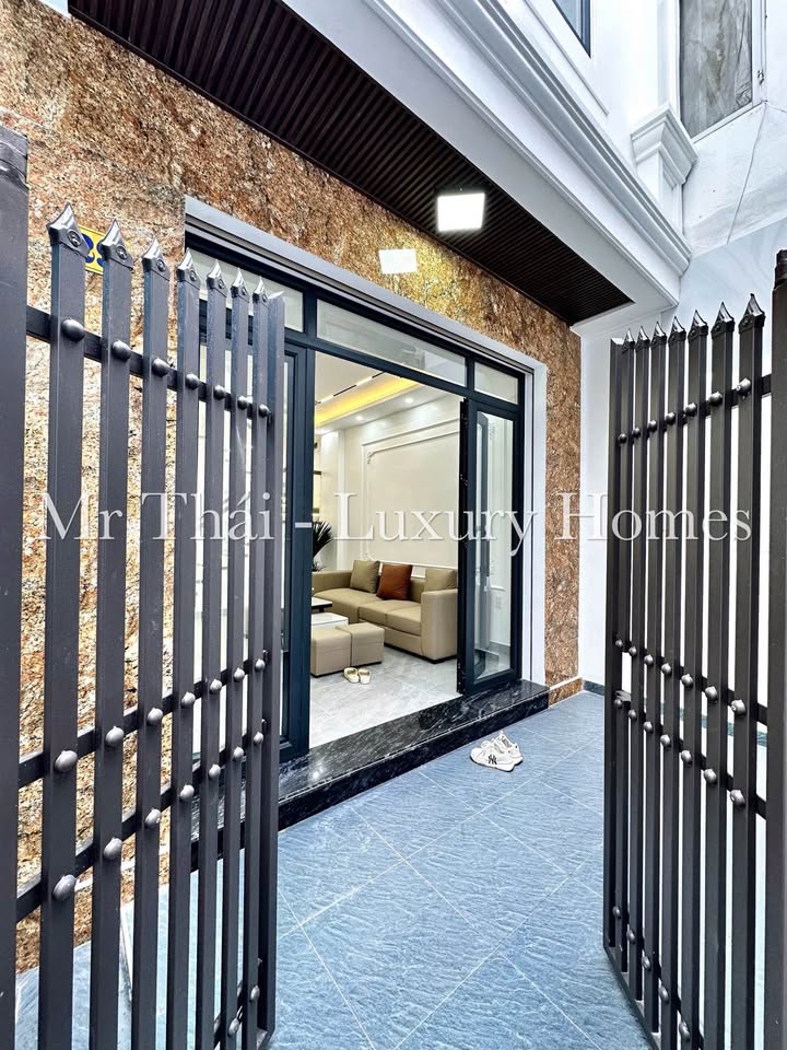 Nhà xây mới 3 tầng phố Nguyễn Công Hoà, 47m² giá 3.39 tỷ - Độc lập, sân cổng riêng!