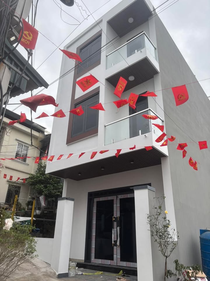 Nhà 3 tầng tại Phường Cao Xanh, Hạ Long 62.8m² giá 3 tỷ - Ô tô đỗ cửa, tiện ích đầy đủ!