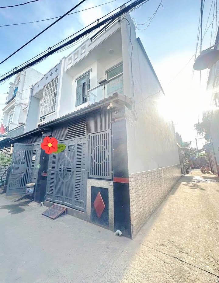 Nhà 2 tầng Quận 12 - Căn lô góc thoáng đẹp, hẻm xe hơi, chỉ 4 tỷ!
