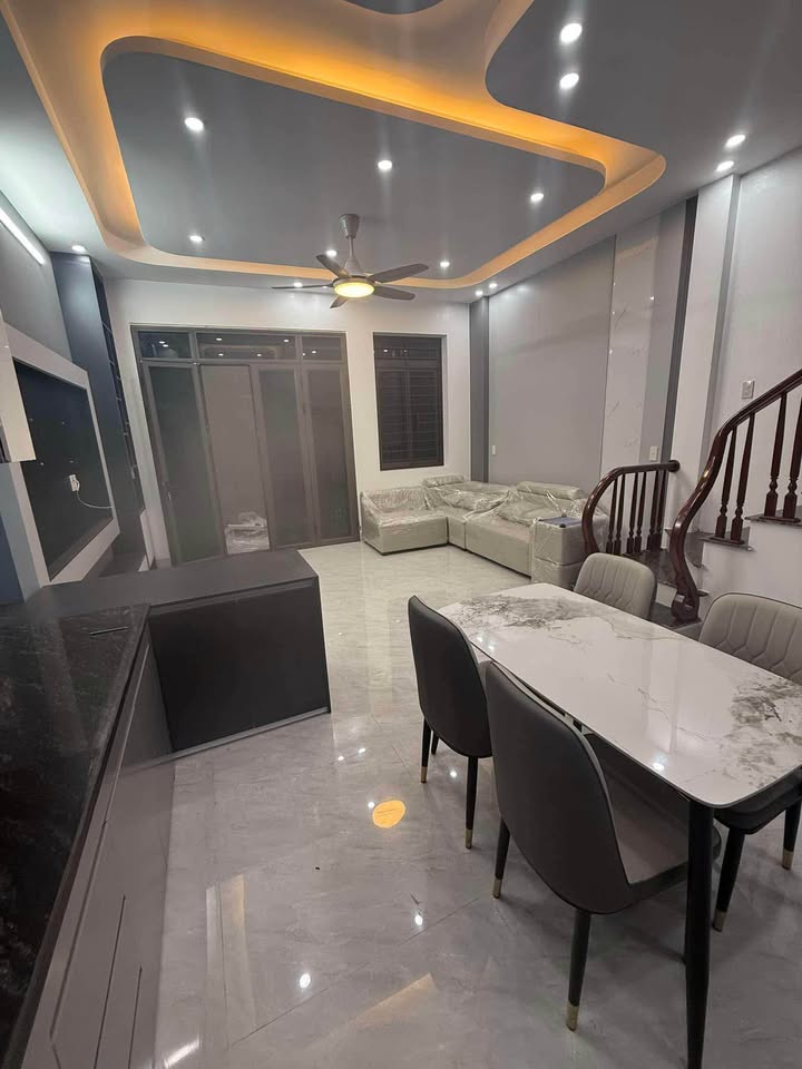 Nhà 3 tầng Lê Quý Đôn, Thái Bình 40m² giá 2 tỷ - Sân để xe riêng thoải mái!