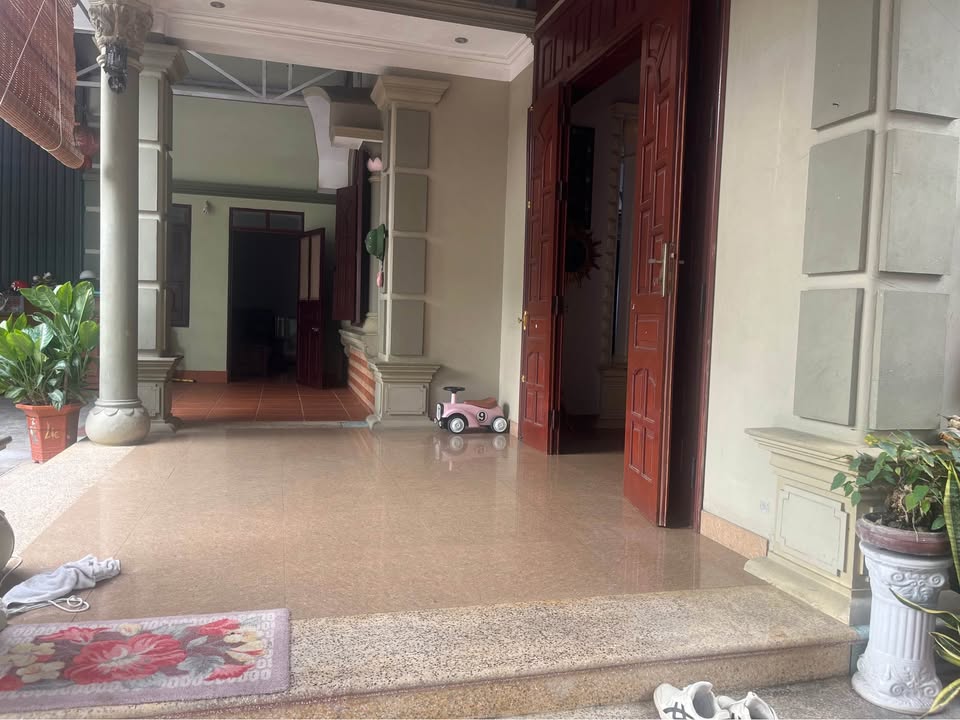 Nhà mái thái đẹp tại phường Quang Trung, Uông Bí, 400m² giá 6 tỷ - Mặt đường chính view sông!