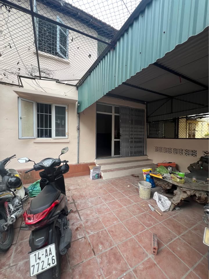 Nhà cho thuê tại Dốc Báo in, Hạ Long 2,5 triệu - Sân rộng đỗ xe thoải mái!