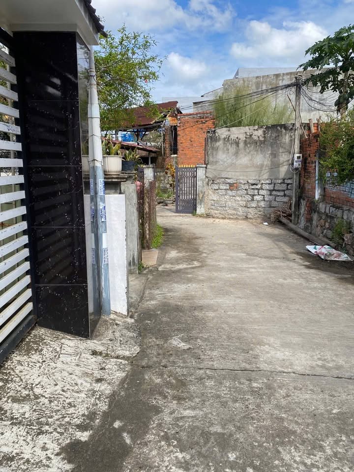 Nhà cấp 4 tại Hẻm Nguyễn Tất Thành, 140m² giá 1.9 tỷ - Không gian thoáng đãng!