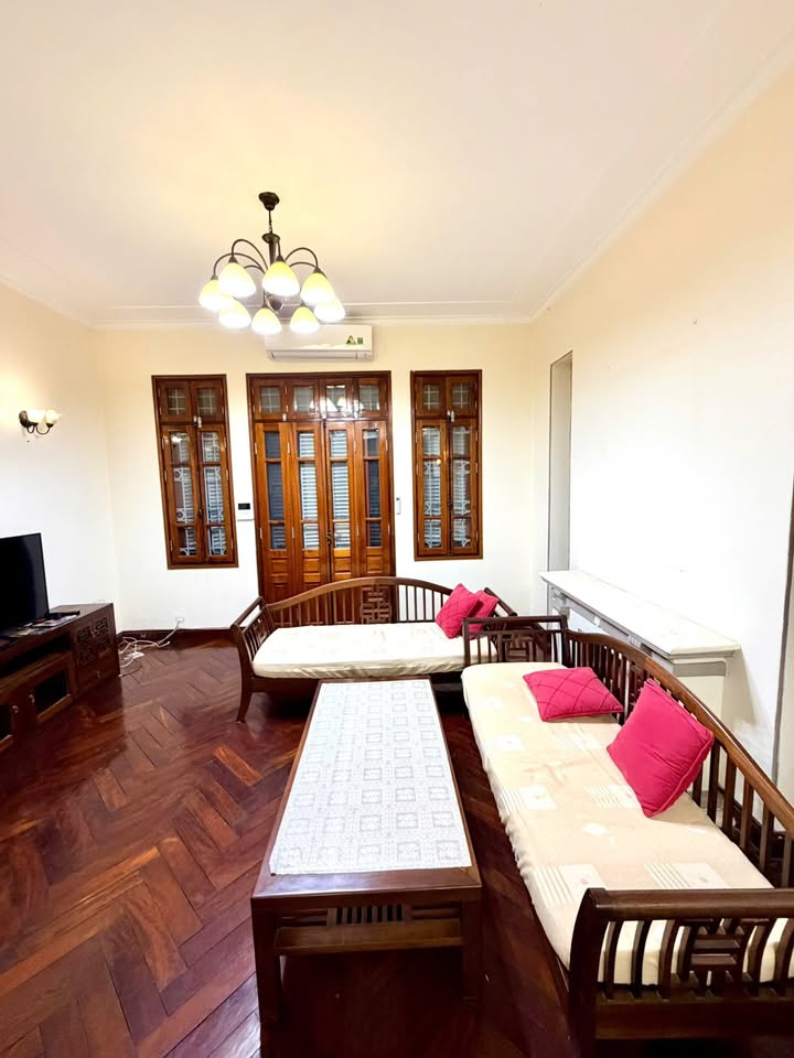 Nhà phố Trần Quốc Hoàn, quận Cầu Giấy, 50m² giá 23 tỷ - Gara ô tô, sát phố!