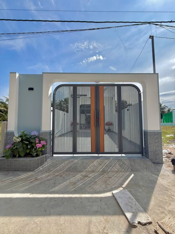 Bán nhà phố Phường Trung An, Tp Mỹ Tho 200m² giá 1.6 tỷ - Thiết kế hiện đại, sân rộng!