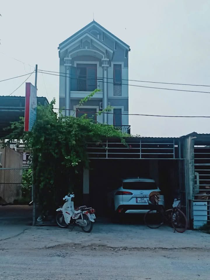 Nhà 3 tầng mặt đường 4B Quảng Vinh, Sầm Sơn 125m² giá 2 tỷ - Sẵn sàng vào ở ngay!