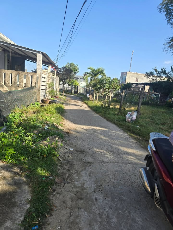 Nhà 3 tầng Điện Thắng Bắc 125m² giá 1.55 tỷ - Dân trí cao, tiện nghi đầy đủ!