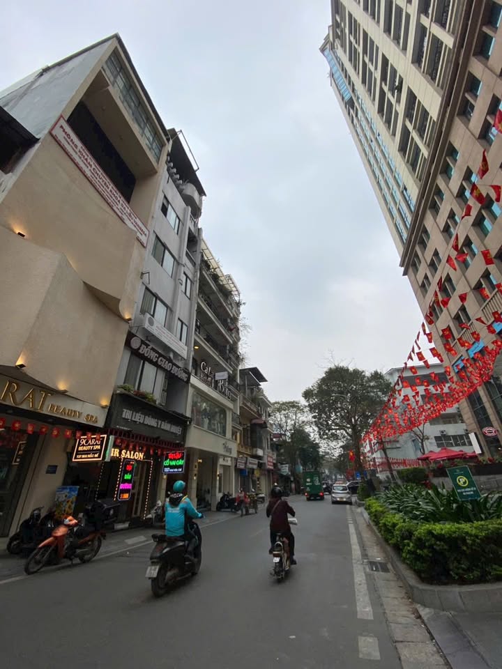 Nhà Mặt Phố Mai Hắc Đế 110m² - Ô tô Đỗ Cửa - Đối Diện Vincom Bà Triệu