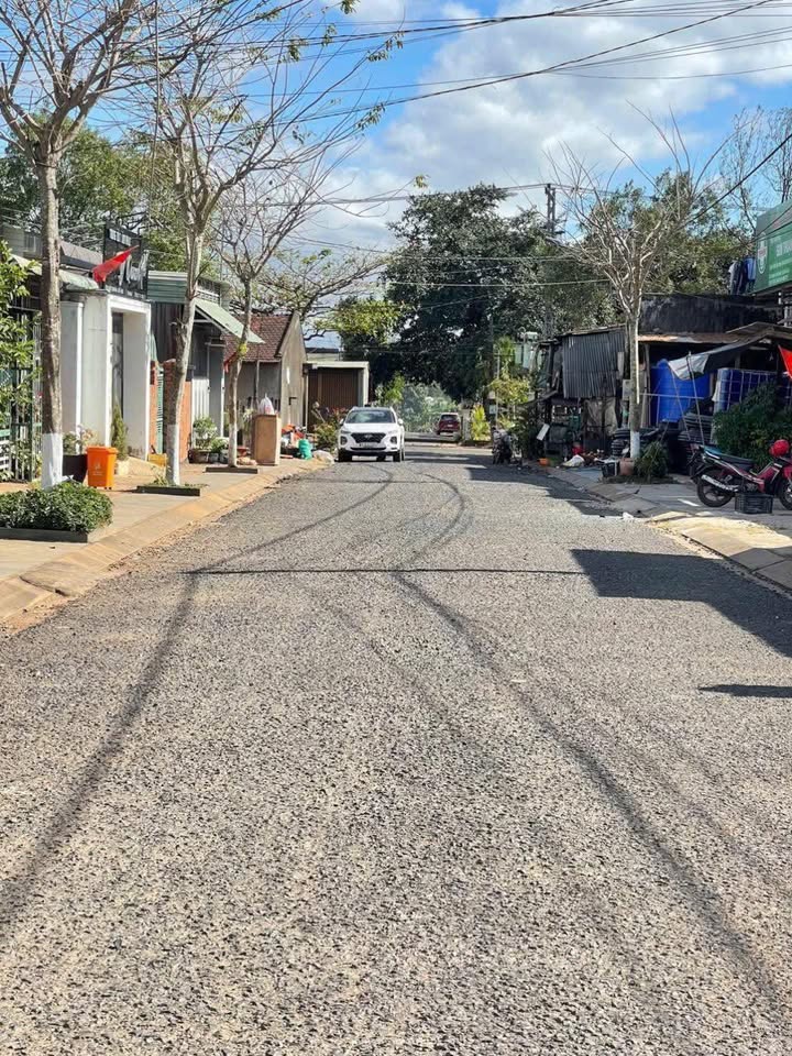 Đất nền lô góc 2 mặt tiền đường Hoàng Văn Thụ, Chư Sê 200m² giá 1.55 tỷ - Cơ hội đầu tư tuyệt vời!