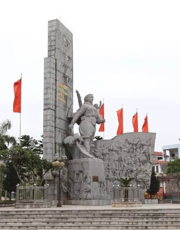 Nhà mặt phố Thị trấn Phùng 100m² giá 11 tỷ - Kinh doanh siêu đỉnh!