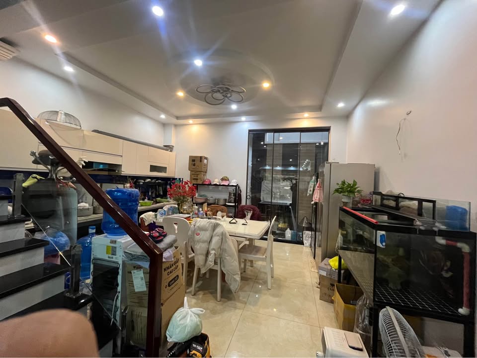 Bán nhà đẹp mặt đường Kiều Sơn, Hải An - 88.15m² giá 9.7 tỷ - Tiện ích xung quanh đầy đủ!