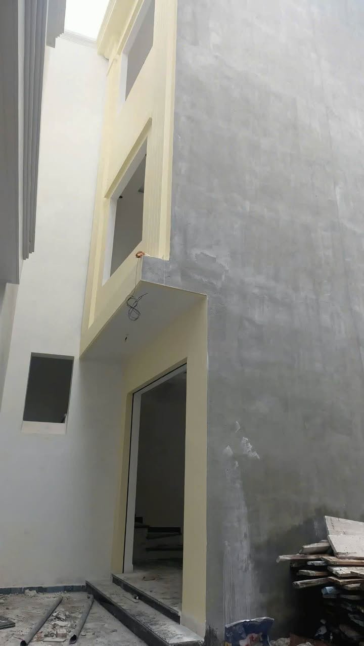 Nhà 3 tầng độc lập tại 975 Ngõ Nguyễn Lương Bằng, 41m² giá 2.05 tỷ - Ô tô đỗ tận cửa!