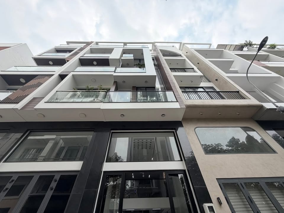 Townhouse Lạc Long Quân Quận 11 41m² giá 10.65 tỷ - Nhà mới có thang máy, xe hơi vào tận nhà!