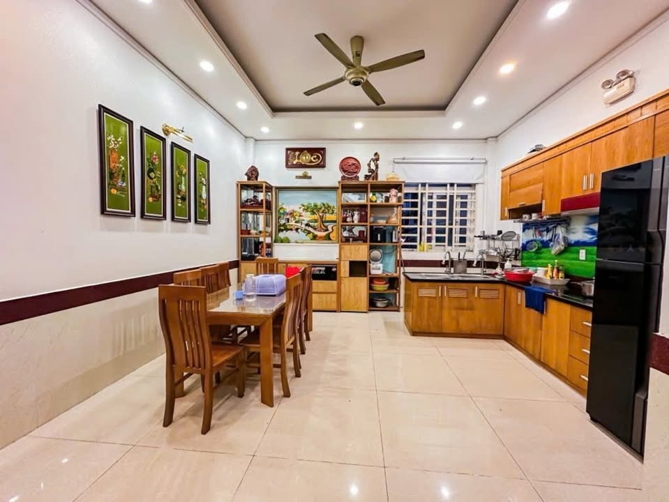 Nhà riêng Tân Bình 40m² giá 3.2 tỷ - Sân bay cạnh bên, hẻm ô tô rộng rãi!