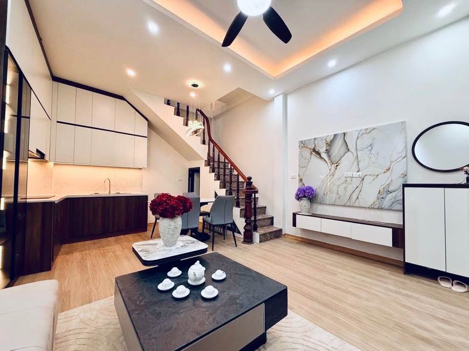 Nhà mặt phố Trần Quốc Hoàn, Cầu Giấy, 33m² giá 7 tỷ - Cách Đại học Quốc Gia chỉ 150m!