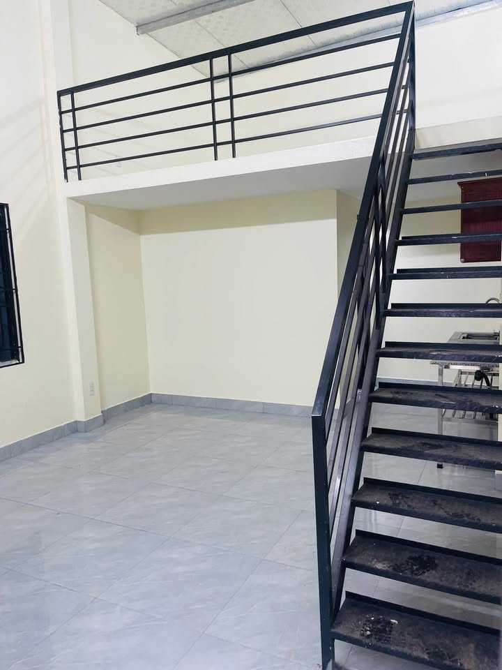 Nhà cấp 4 có gác xép tại Giang Biên, 40m² chỉ 3 triệu - Ô tô đỗ cửa, tiện nghi đầy đủ!