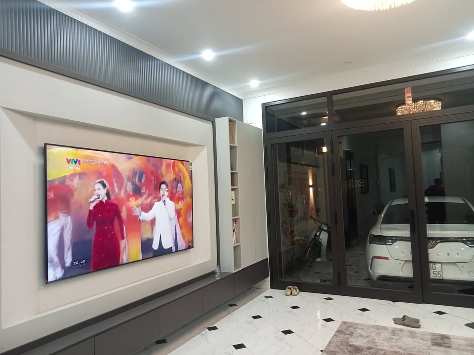 Nhà phố Việt Hưng 100m² giá 18 tỷ - Thiết kế sang trọng, thang máy hiện đại!