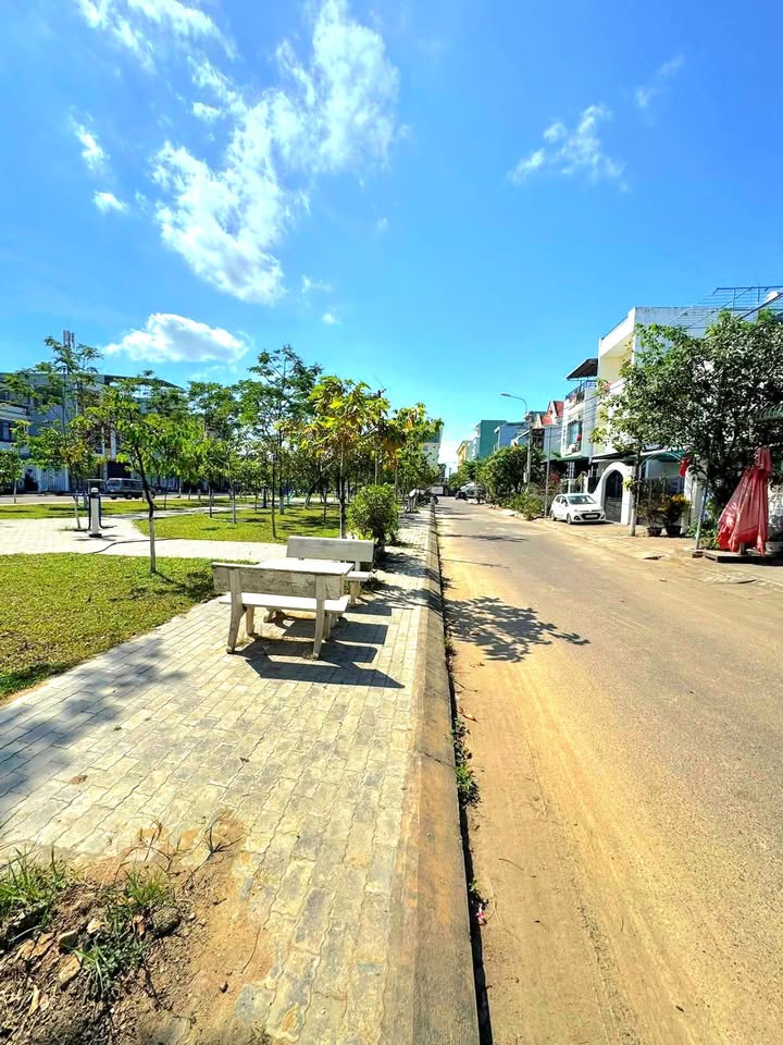 Nhà bán tại Sư Đoàn 3 Sao Vàng Quy Nhơn 100m² giá 4 tỷ - Chính chủ, không thể bỏ lỡ!