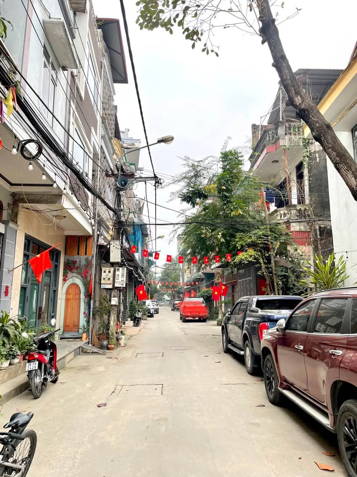 Nhà 2 tầng Phường Phúc Lợi 50m² giá 2.3 tỷ - Kinh doanh tốt, gần Vincom!