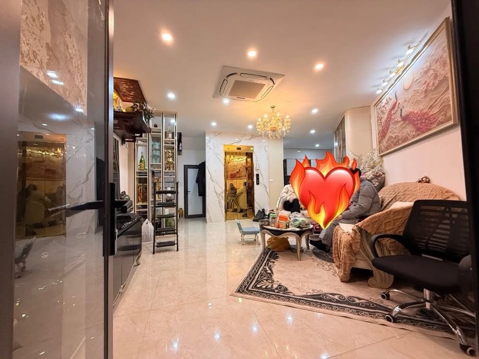 Nhà phố Hai Bà Trưng 60m² giá 18 tỷ - Sổ đỏ chính chủ sẵn sàng giao dịch!