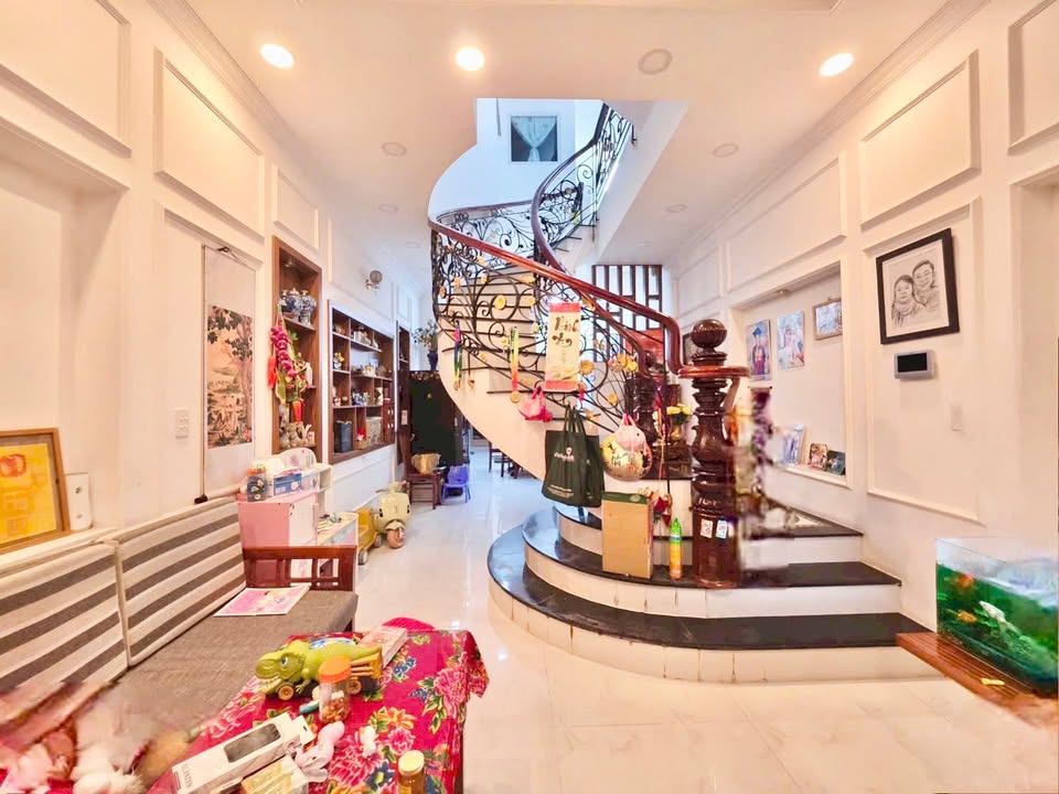 Nhà 3 tầng Phường Long Trường 94m² giá 7 tỷ - Nội thất sang trọng, vào ở ngay!